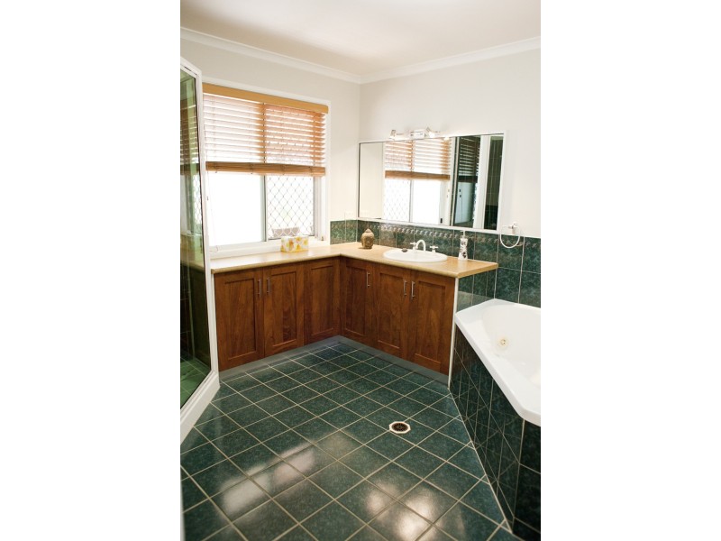 23 Helen Crescent, Wurdong Heights QLD 4680