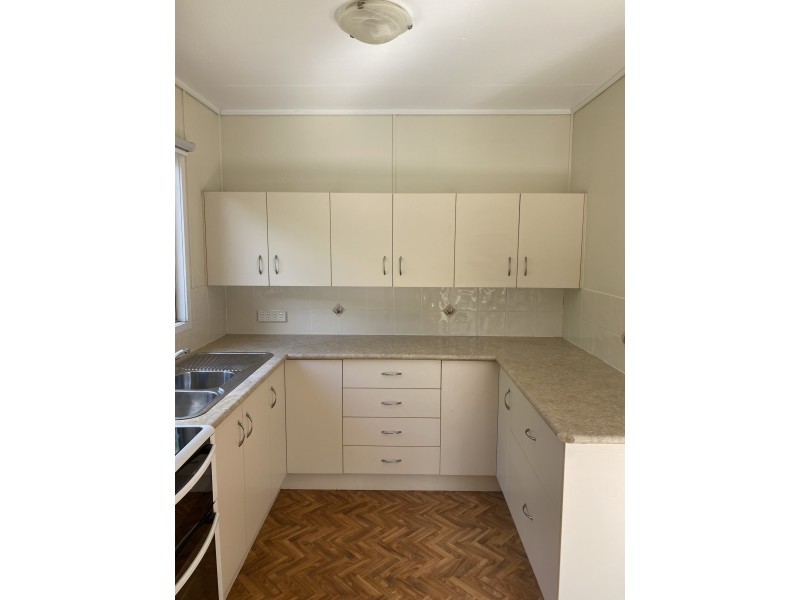 2 Davis Street, Mount Larcom QLD 4695