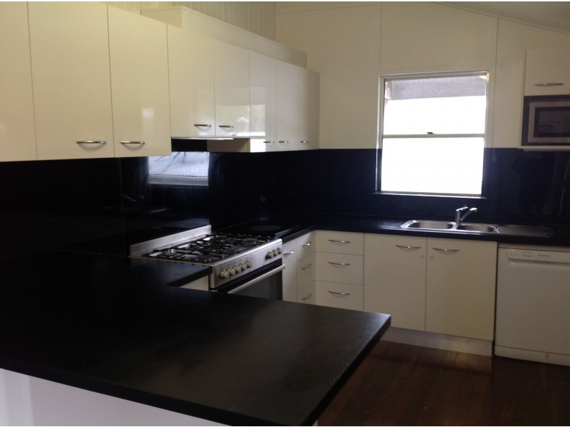 29 Raglan Street, Mount Larcom QLD 4695