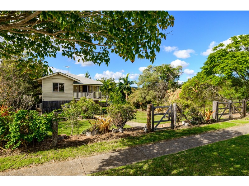 8 Raglan Street, Mount Larcom QLD 4695