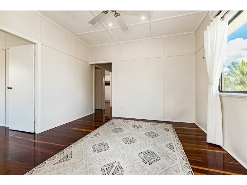 8 Raglan Street, Mount Larcom QLD 4695