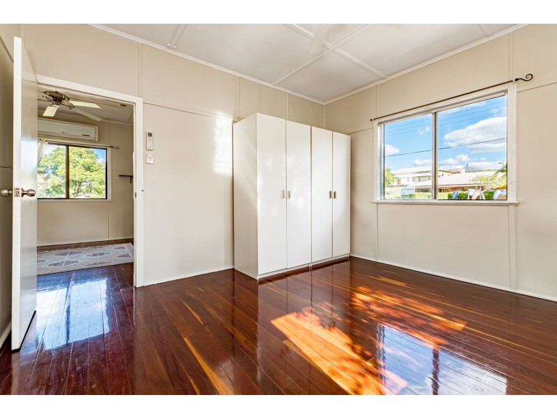 8 Raglan Street, Mount Larcom QLD 4695
