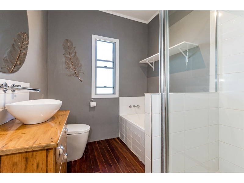 8 Raglan Street, Mount Larcom QLD 4695