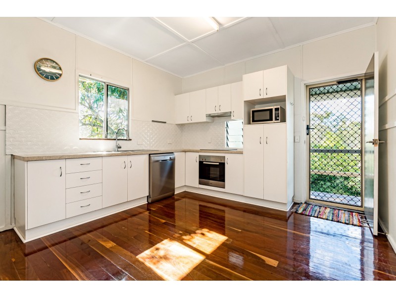 8 Raglan Street, Mount Larcom QLD 4695