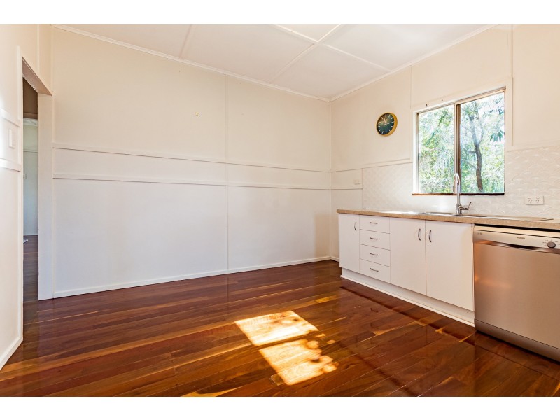 8 Raglan Street, Mount Larcom QLD 4695