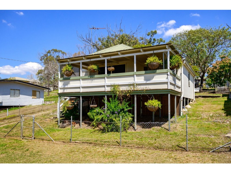 17 Raglan Street, Mount Larcom QLD 4695