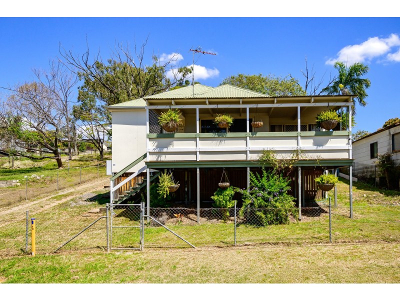 17 Raglan Street, Mount Larcom QLD 4695