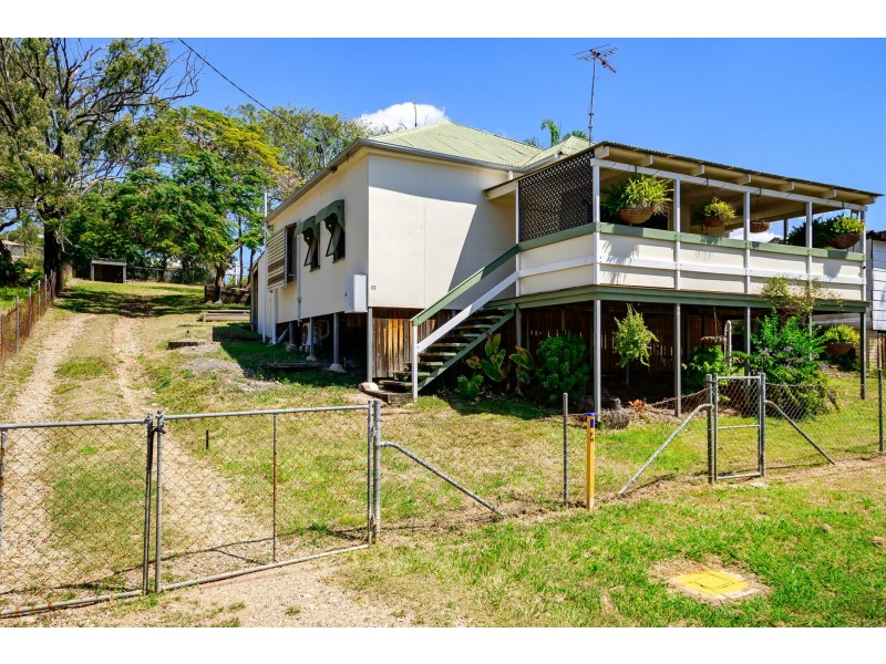 17 Raglan Street, Mount Larcom QLD 4695