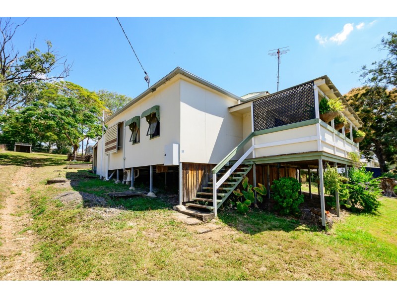 17 Raglan Street, Mount Larcom QLD 4695