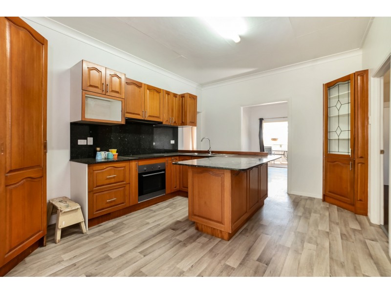 17 Raglan Street, Mount Larcom QLD 4695