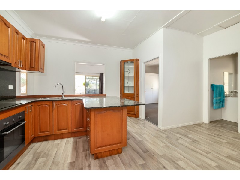 17 Raglan Street, Mount Larcom QLD 4695