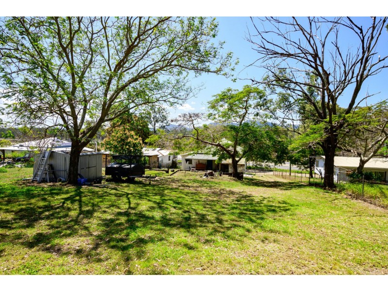 17 Raglan Street, Mount Larcom QLD 4695
