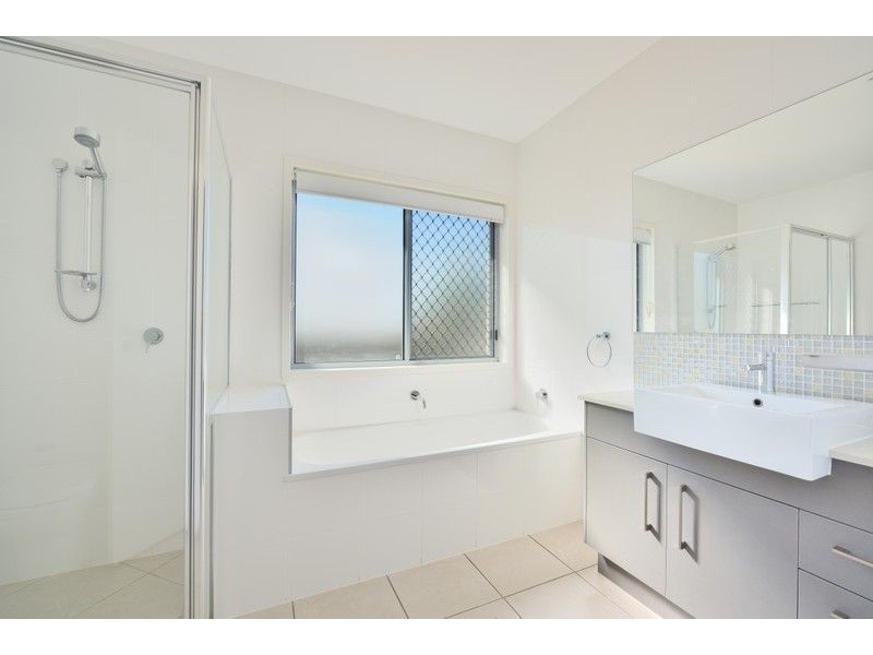 9 Iris Road, Kirkwood QLD 4680