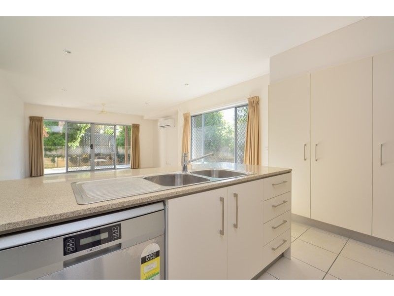 9 Iris Road, Kirkwood QLD 4680