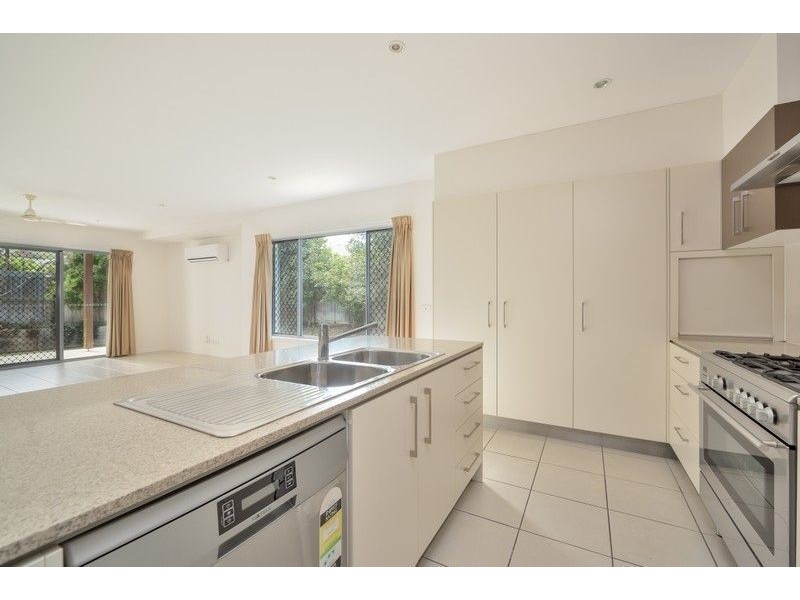 9 Iris Road, Kirkwood QLD 4680