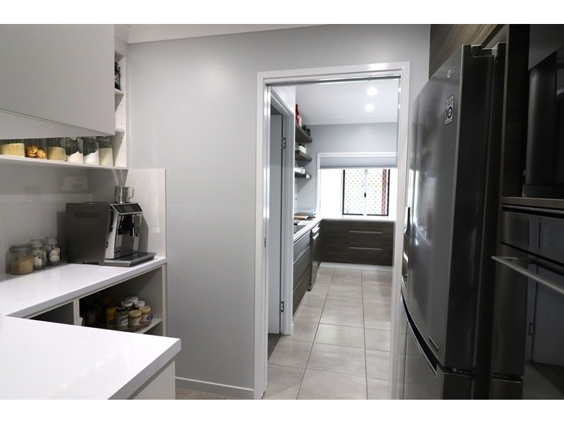 8 Jardine Crescent, Boyne Island QLD 4680