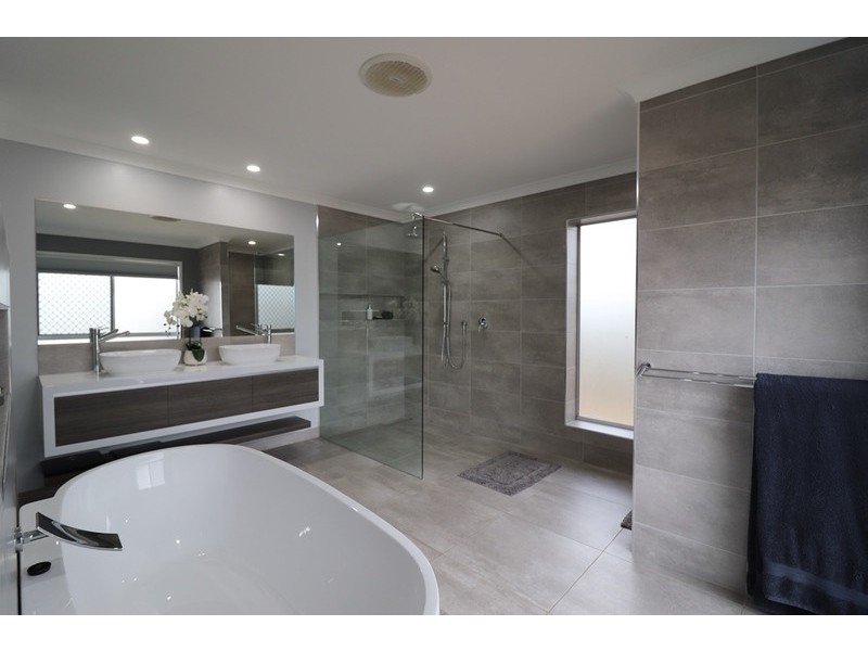 8 Jardine Crescent, Boyne Island QLD 4680