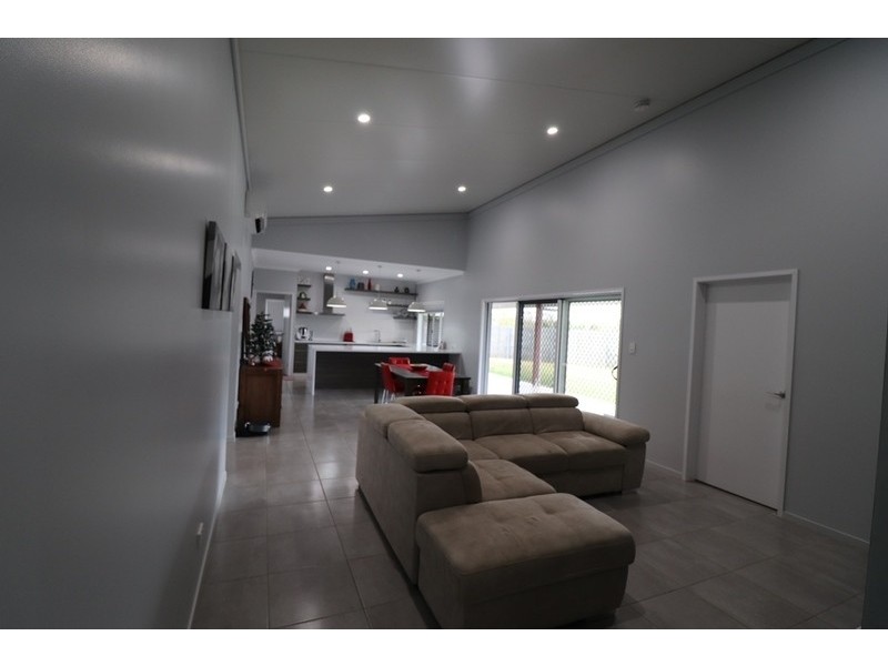 8 Jardine Crescent, Boyne Island QLD 4680