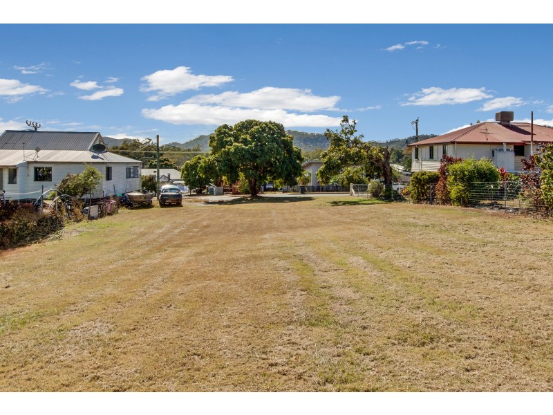 33 Gladstone Street, Mount Larcom QLD 4695