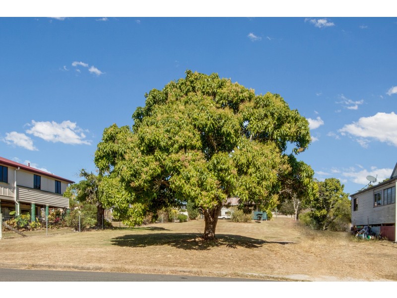 33 Gladstone Street, Mount Larcom QLD 4695