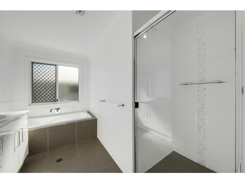 4/2 Harmony, Clinton QLD 4680