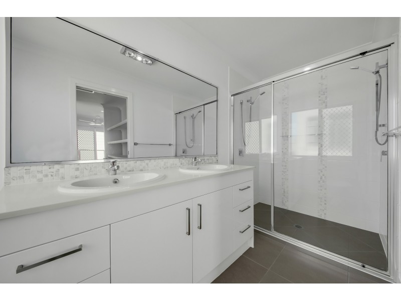 4/2 Harmony, Clinton QLD 4680