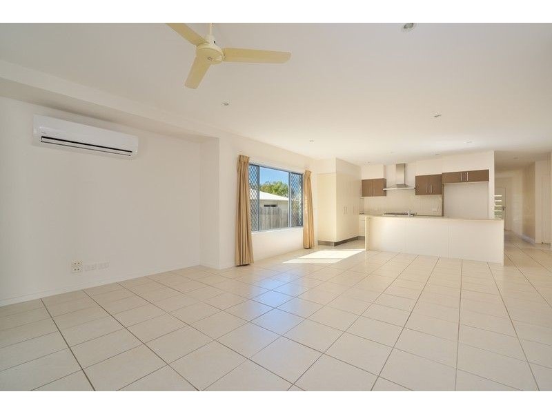 9 Iris Road, Kirkwood QLD 4680