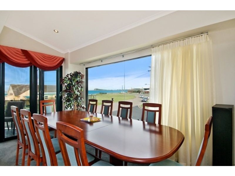 10 Booth Street, Stockton NSW 2295