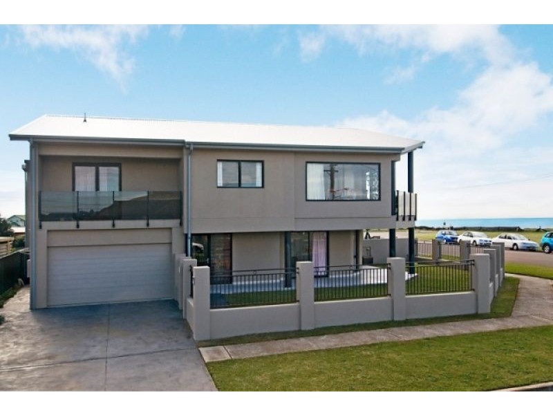 10 Booth Street, Stockton NSW 2295