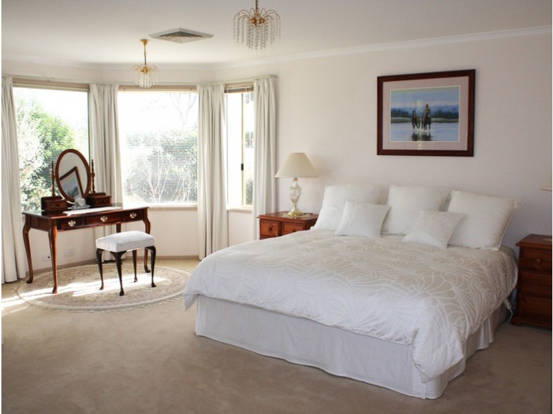 4 Honeyeater Crescent, Blaxland NSW 2774
