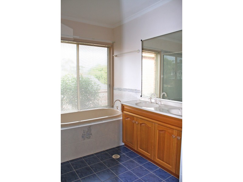 4 Honeyeater Crescent, Blaxland NSW 2774