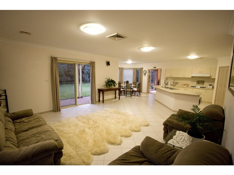 4 Honeyeater Crescent, Blaxland NSW 2774