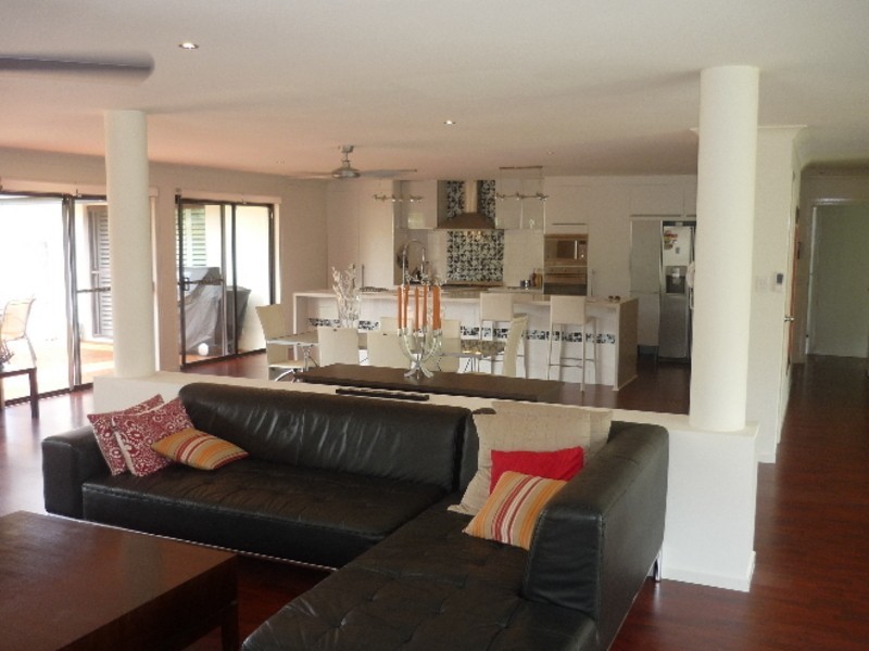 42 Edinburgh Road, Benowa QLD 4217