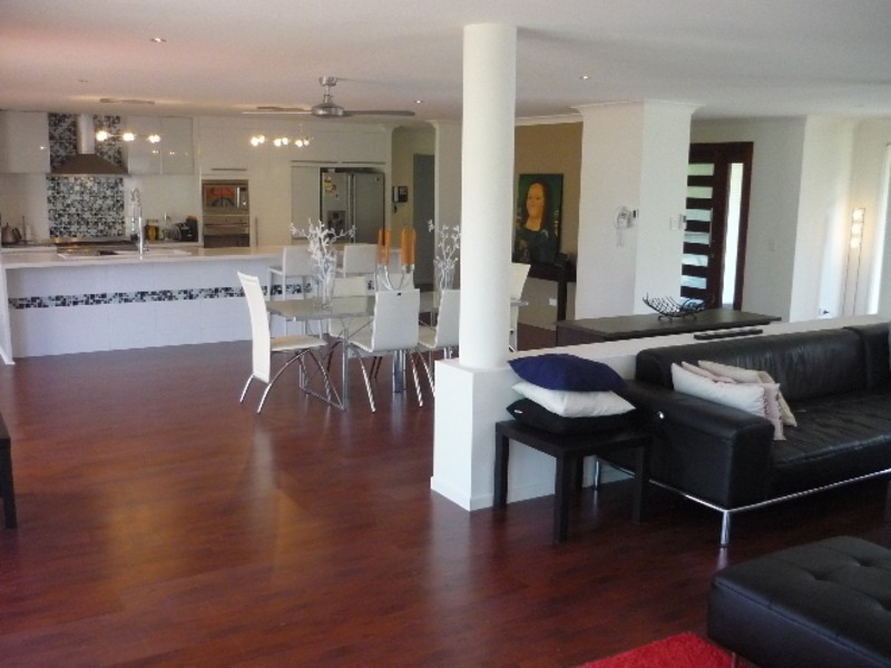 42 Edinburgh Road, Benowa QLD 4217