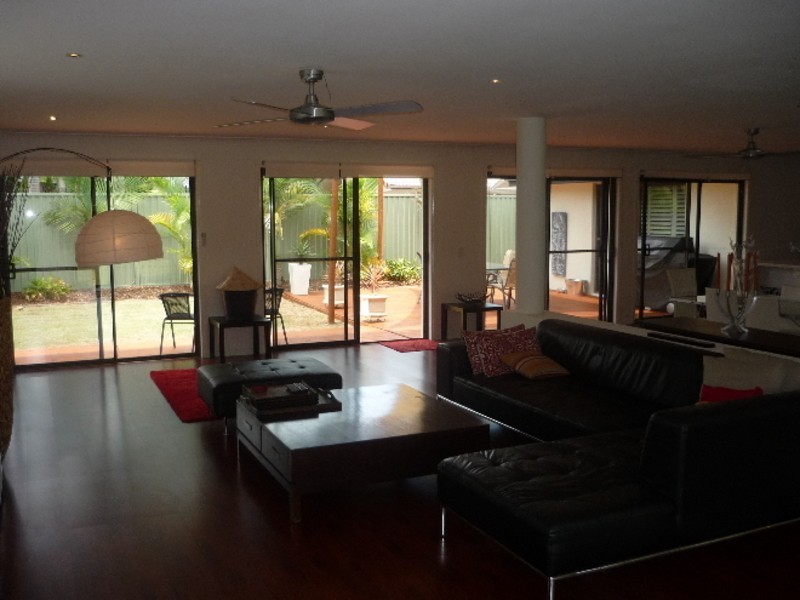 42 Edinburgh Road, Benowa QLD 4217