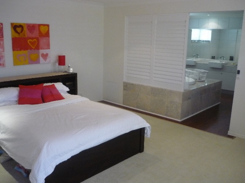 42 Edinburgh Road, Benowa QLD 4217