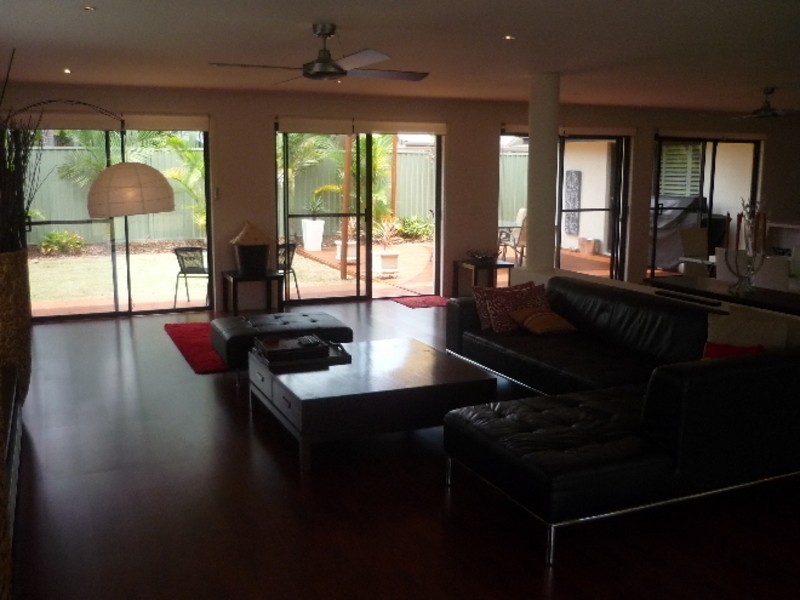 42 Edinburgh Road, Benowa QLD 4217