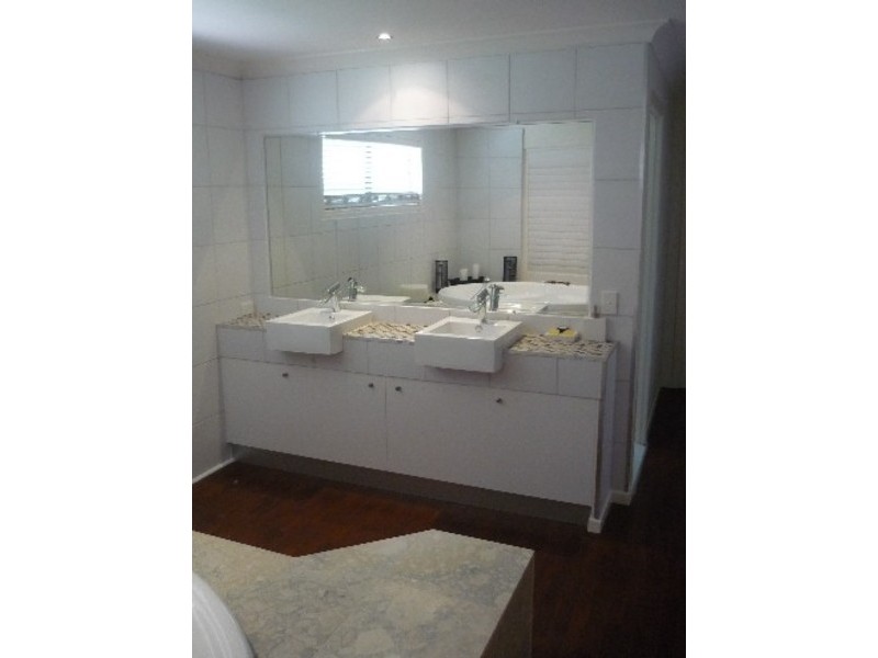 42 Edinburgh Road, Benowa QLD 4217