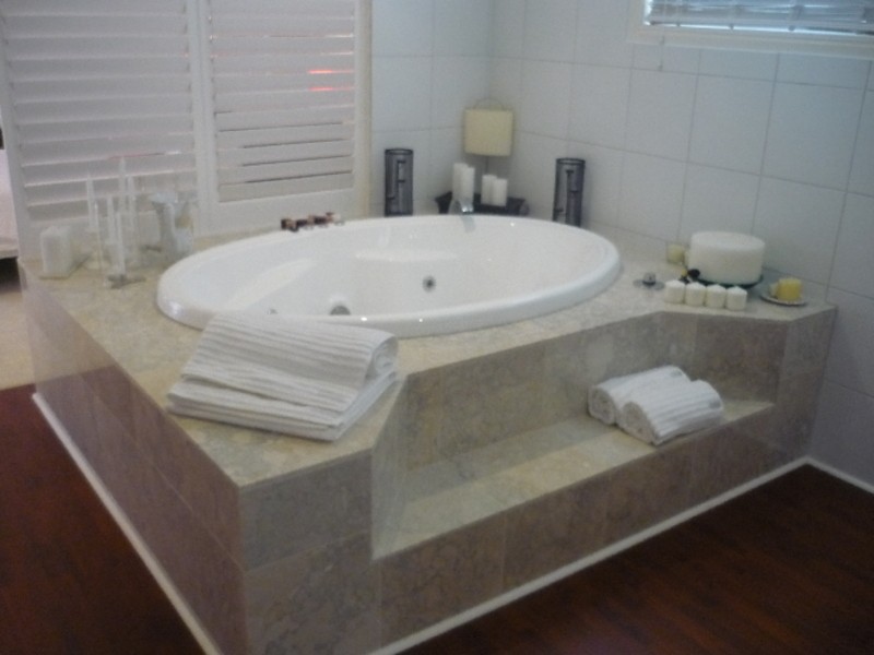 42 Edinburgh Road, Benowa QLD 4217