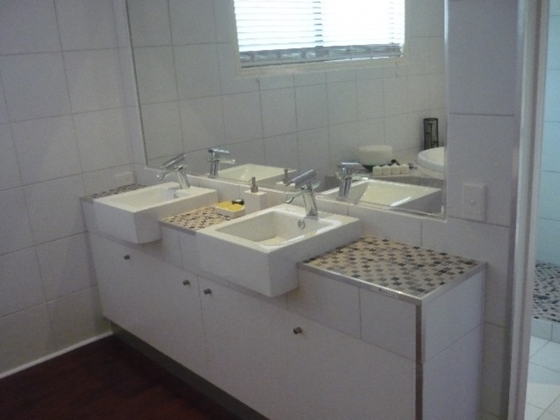 42 Edinburgh Road, Benowa QLD 4217