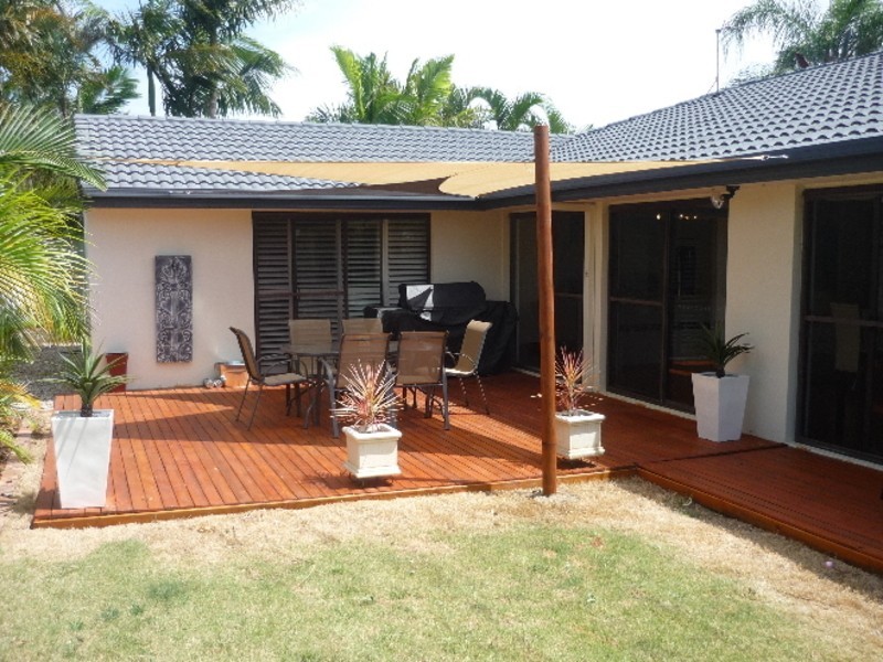 42 Edinburgh Road, Benowa QLD 4217