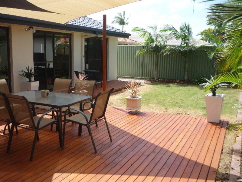 42 Edinburgh Road, Benowa QLD 4217