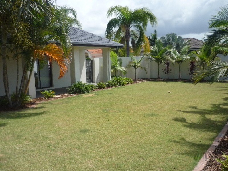 42 Edinburgh Road, Benowa QLD 4217