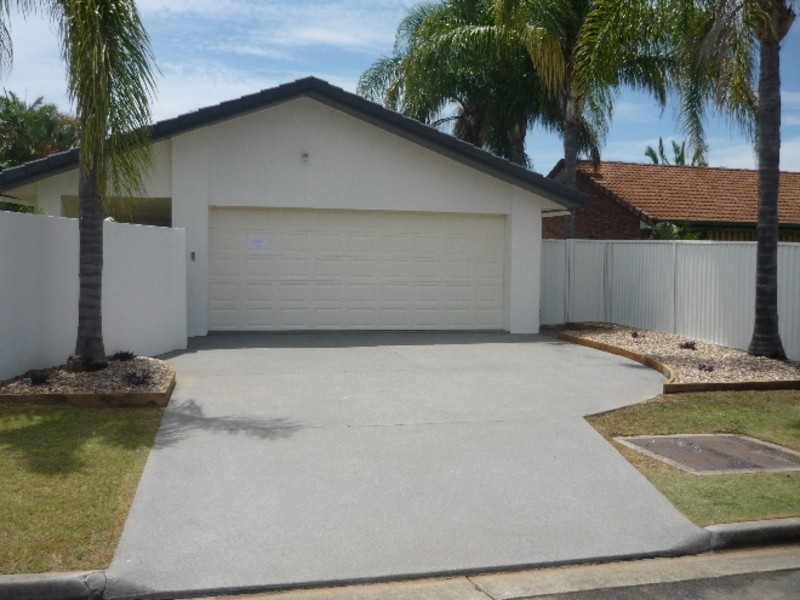 42 Edinburgh Road, Benowa QLD 4217