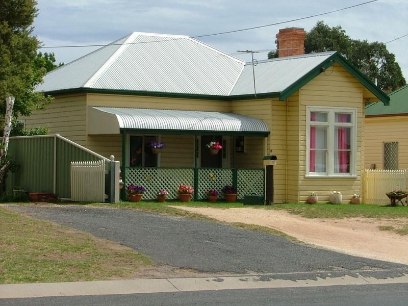 8 Medora Street, Inverell NSW 2360