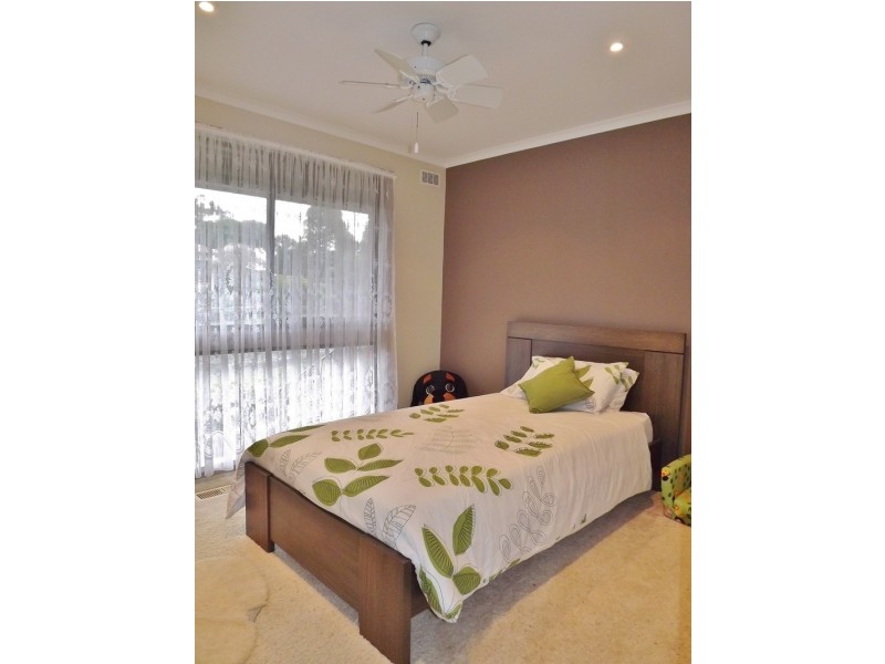 1 Amor Court, Newborough VIC 3825