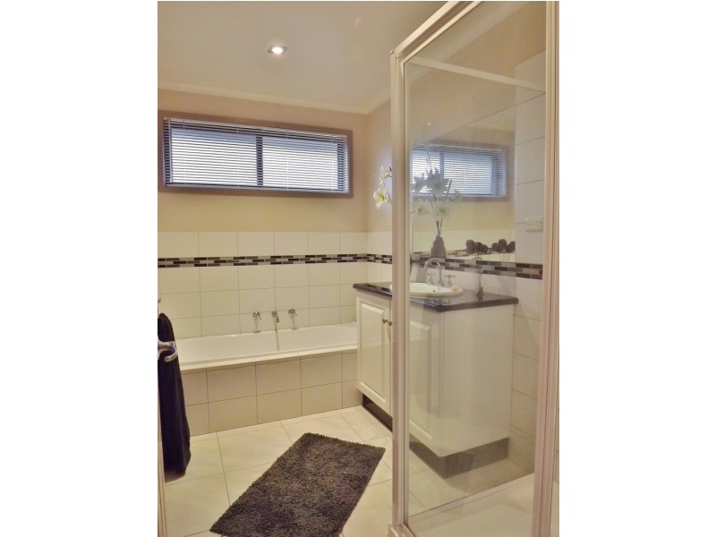 1 Amor Court, Newborough VIC 3825