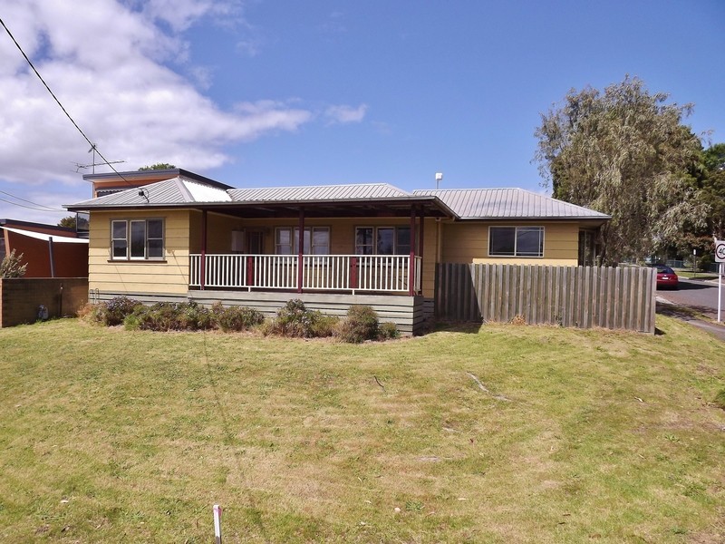 17 Paisley Street, Newborough VIC 3825