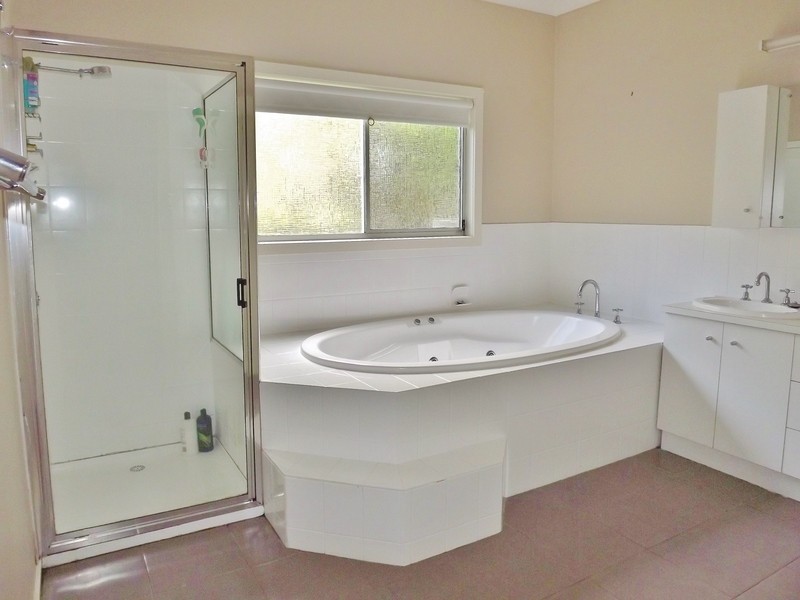 27 Heather Grove, Newborough VIC 3825