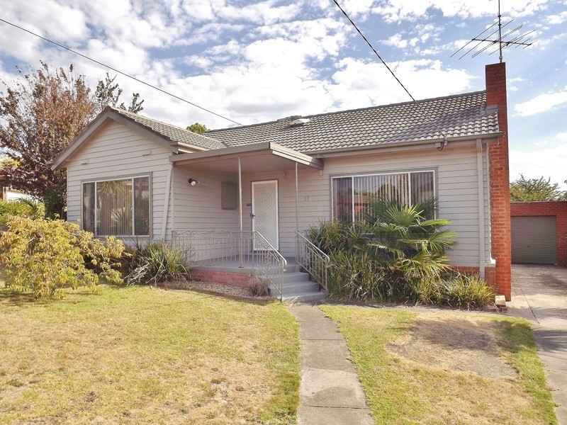 27 Heather Grove, Newborough VIC 3825